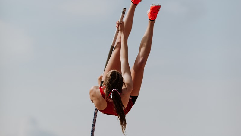 Garrett wins pole vault at Mt. SAC – University of South Dakota Athletics