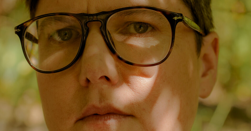 In ‘10 Steps to Nanette,’ Hannah Gadsby Moves From Stage to Page