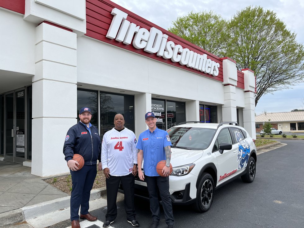 Atlanta slam dunk legend surprises unsuspecting auto service customers