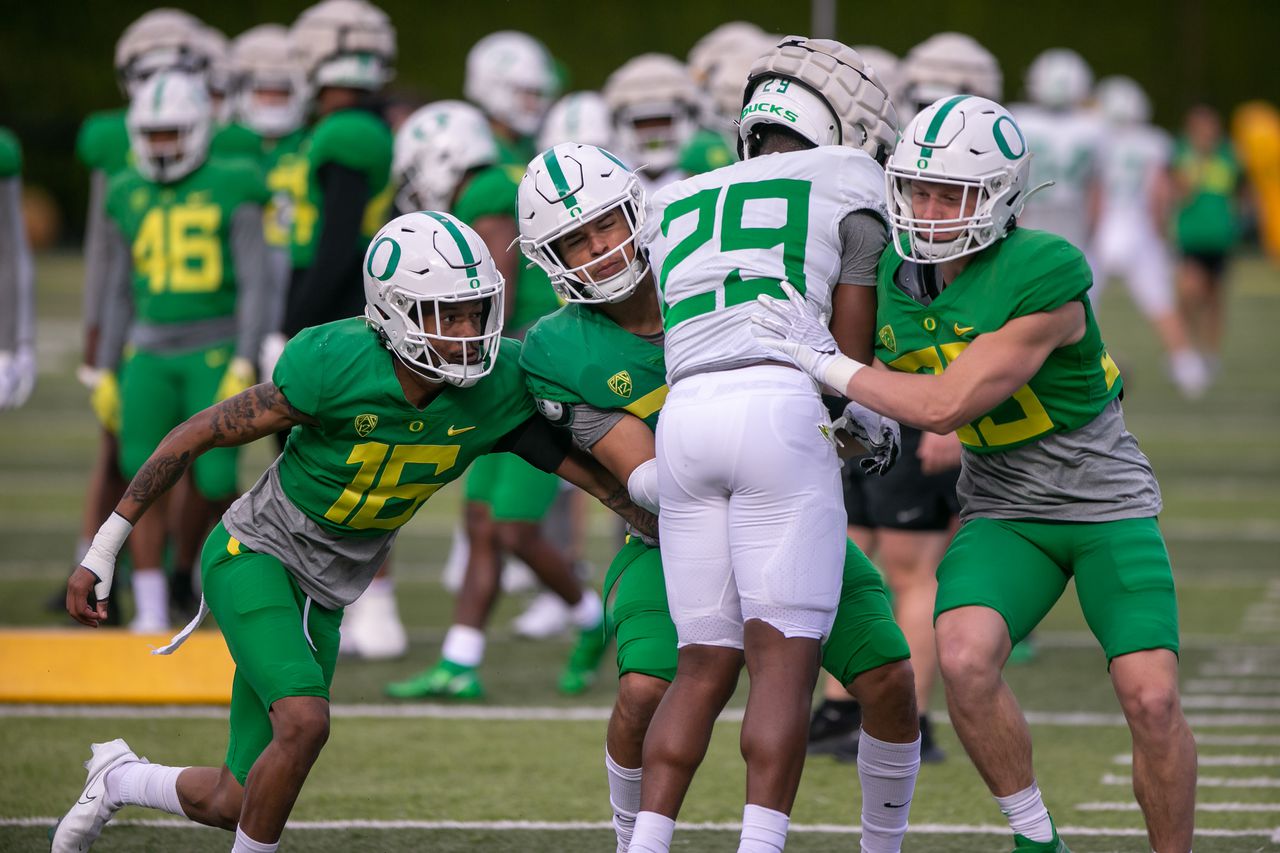 Defense prevails in Oregon Ducks’ second spring scrimmage