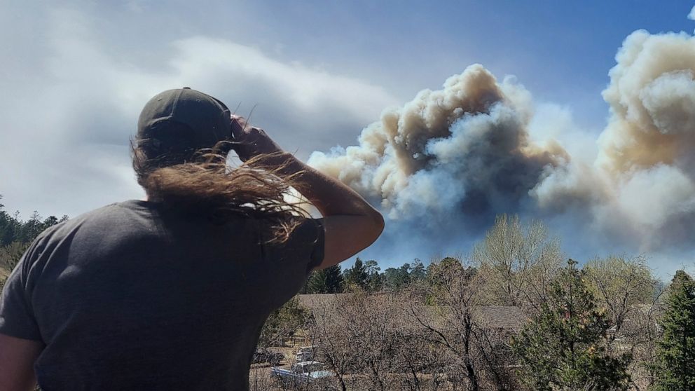 24 structures burned, hundreds evacuated in Arizona fire