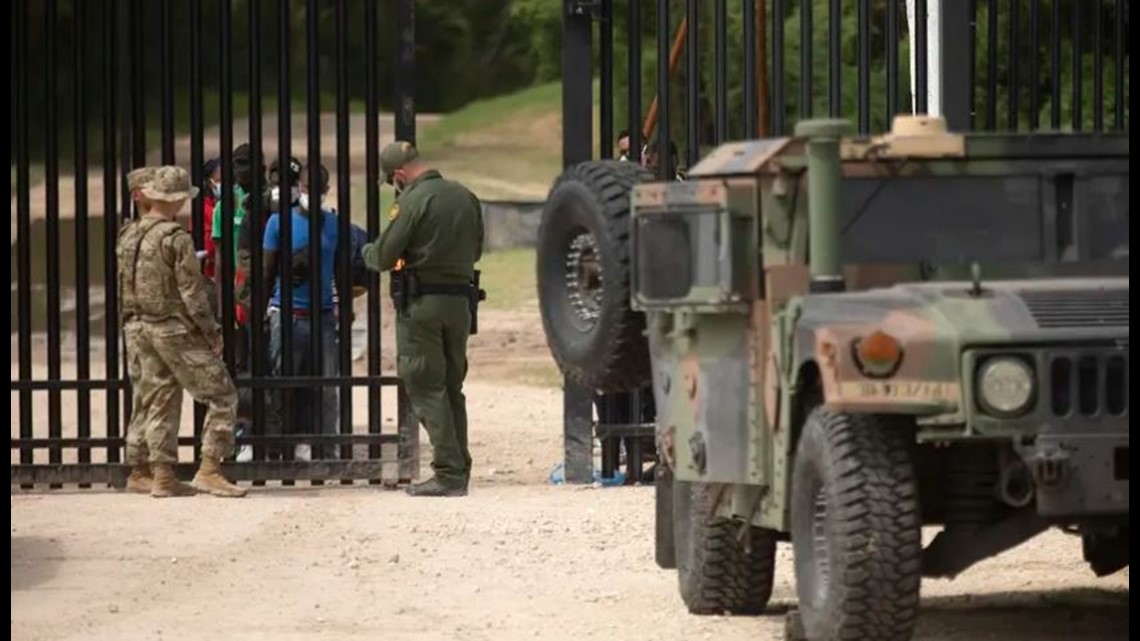 First bus carrying Texas migrants arrives in D.C.