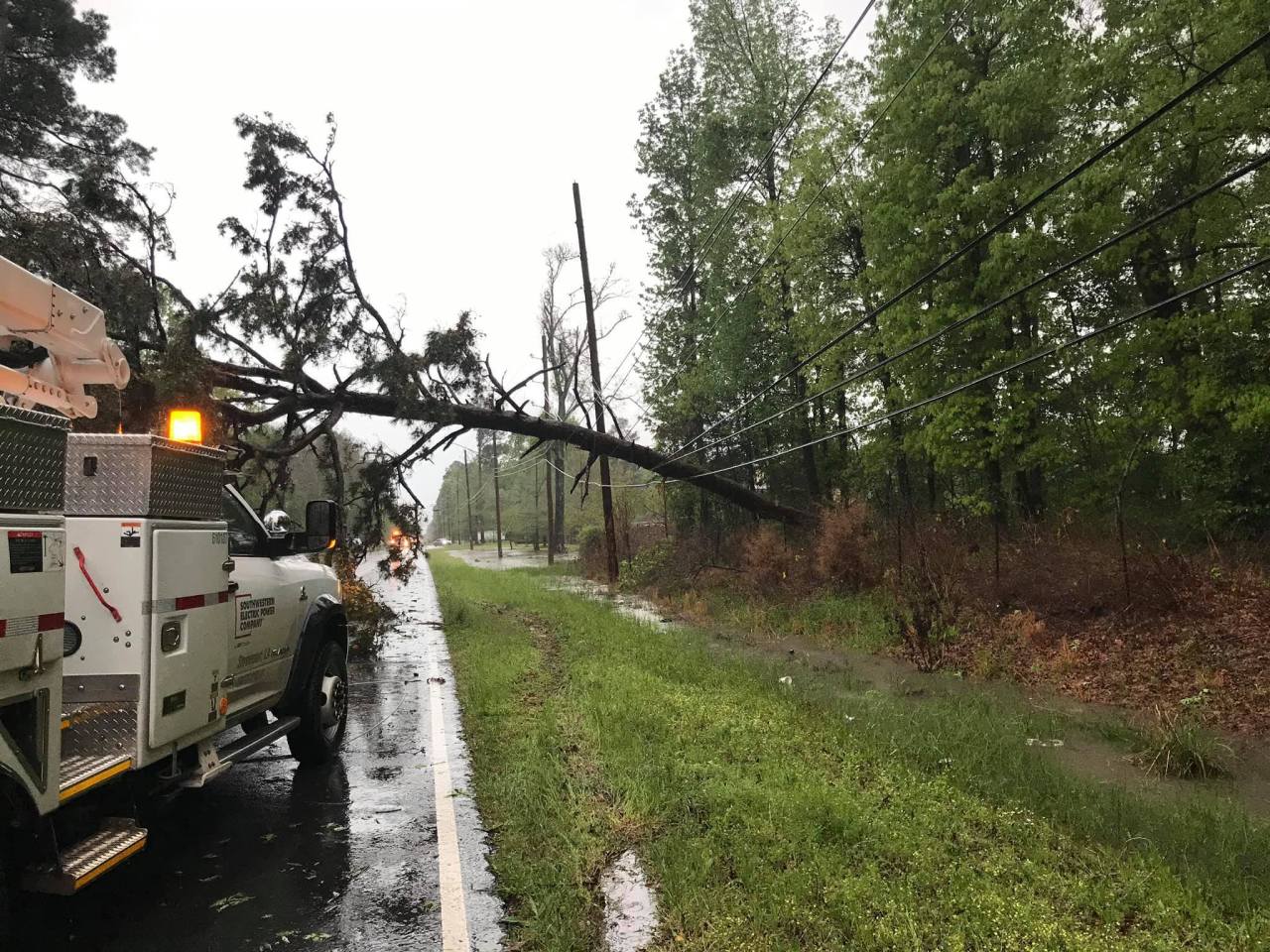 Thousands in Louisiana remain without power Thursday