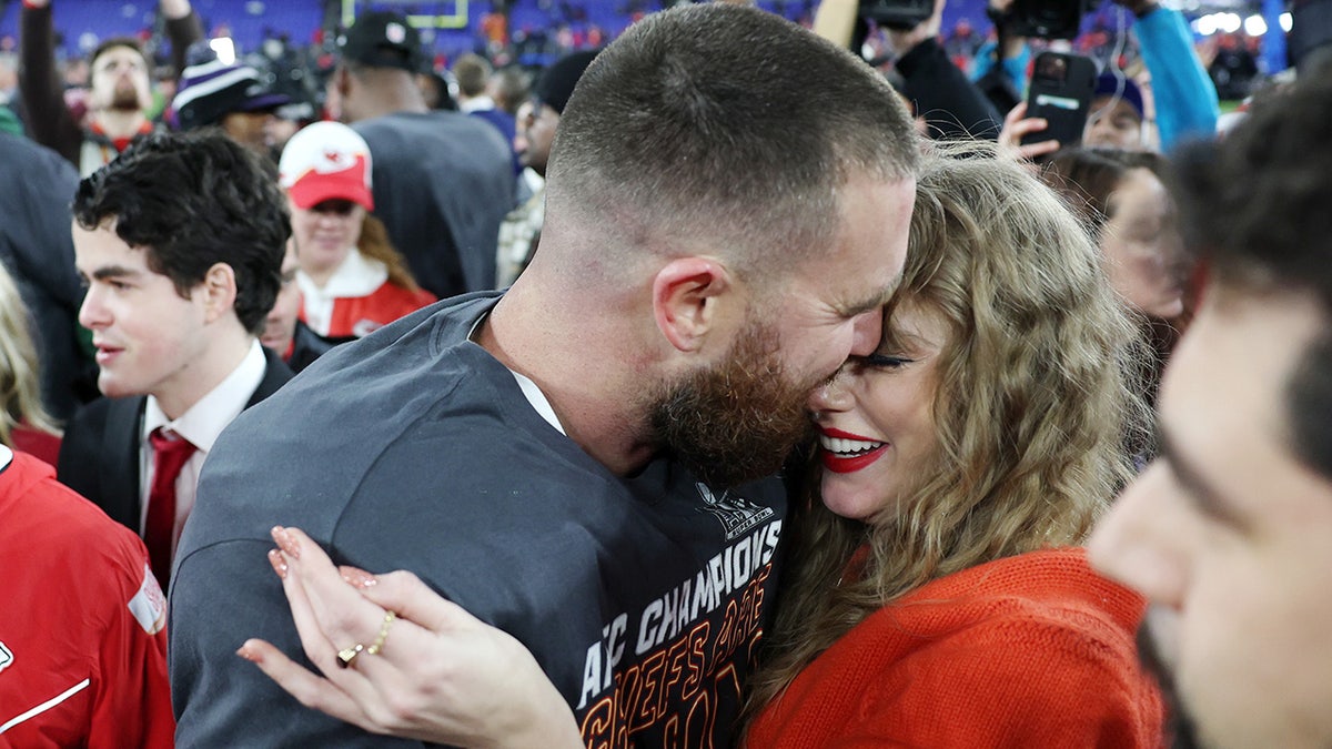 Travis Kelce leans in to kiss Taylor Swift at Kansas City Chiefs game
