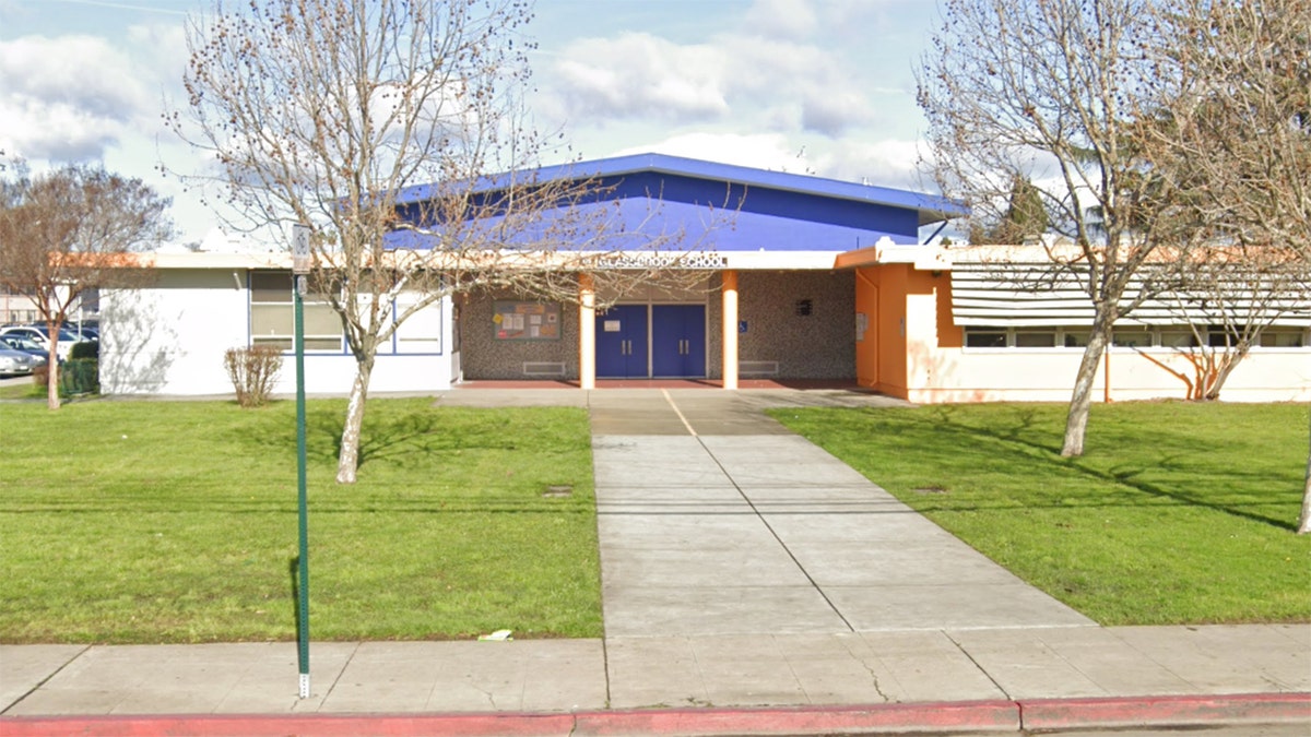 The front entrance to Glassbrook Elementary School seen from the sidewalk 