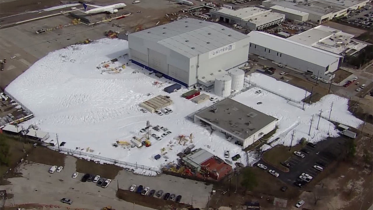 Cleanup continues after fire-suppression foam leak at Houston's Bush Airport