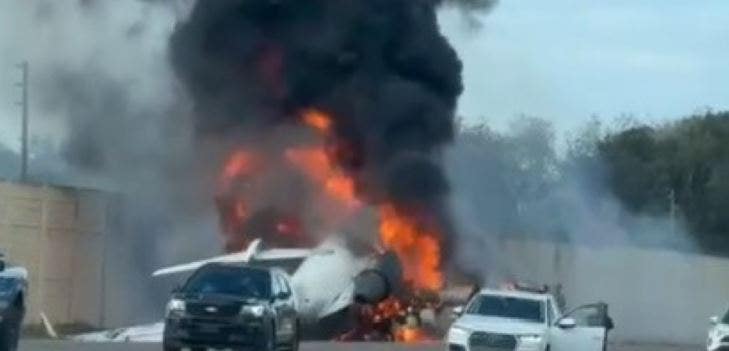 Plane crash on Florida interstate leaves at least 2 dead: sheriff's office