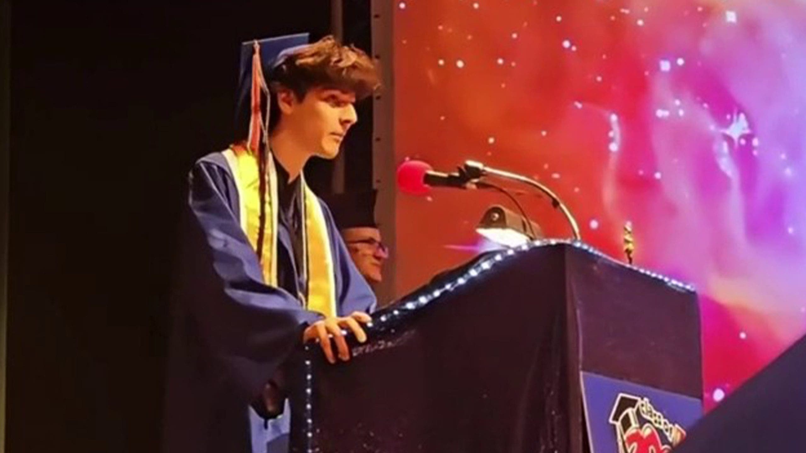 Texas teen honors late dad with tearjerking graduation speech hours after his burial: Doing this 'for him'