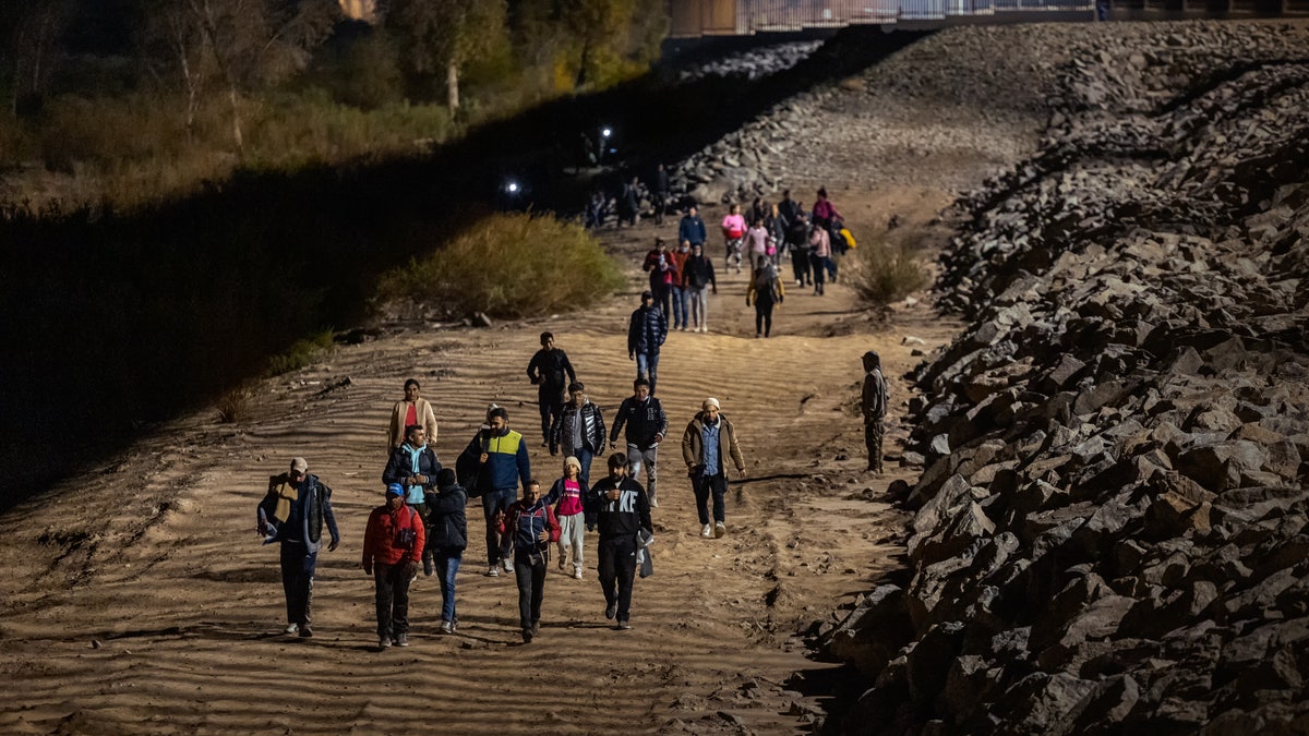 Immigrants crossing into Arizona at night