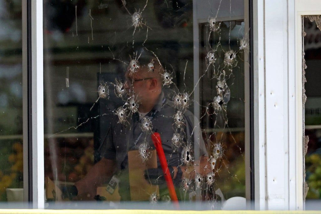 Shooting outside Arkansas grocery store leaves 3 dead, multiple wounded, including 2 law enforcement officers