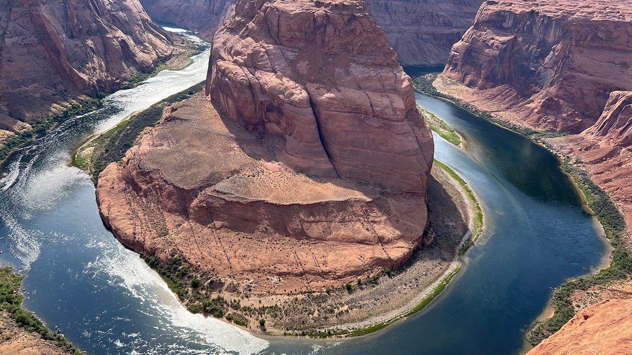 Lightning strike at Arizona's Horseshoe Bend injures 2 tourists, National Park Service says