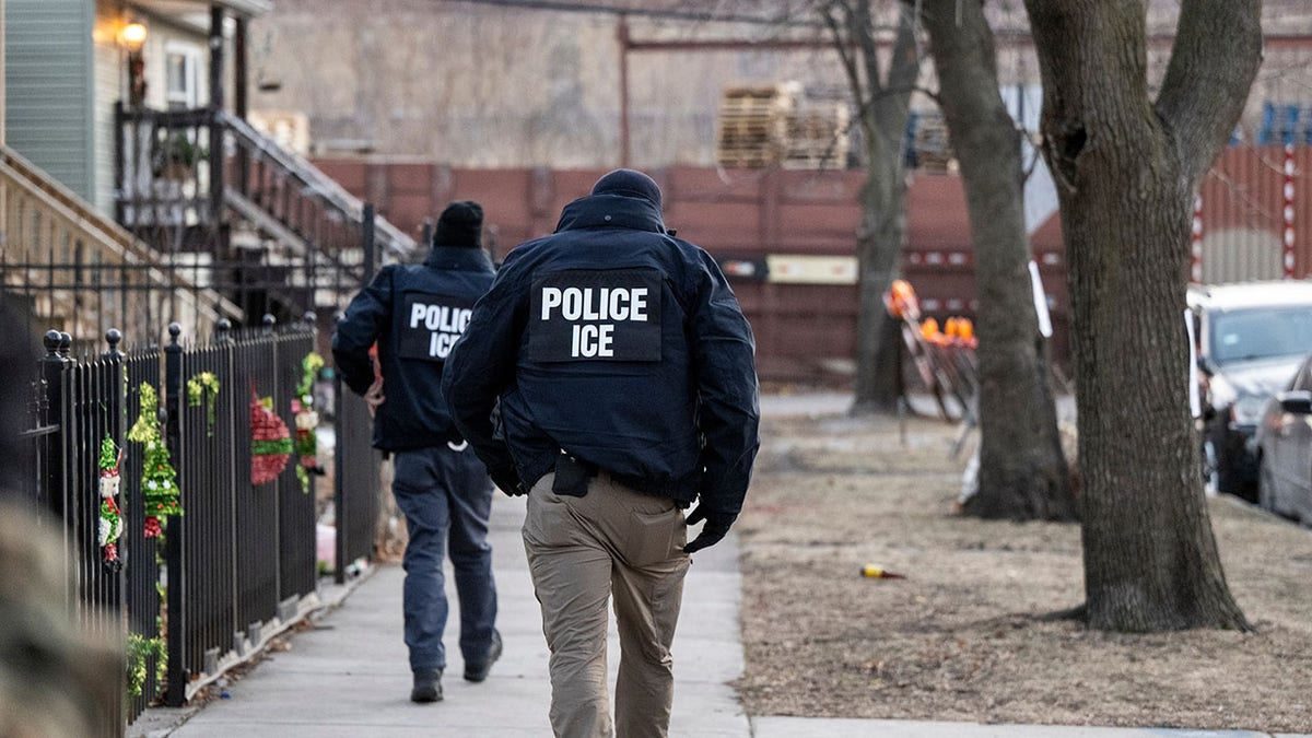 ICE agents walk Chicago street