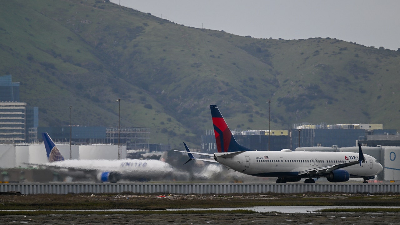 FAA investigating after United, Delta flights nearly collide before landing at Phoenix airport