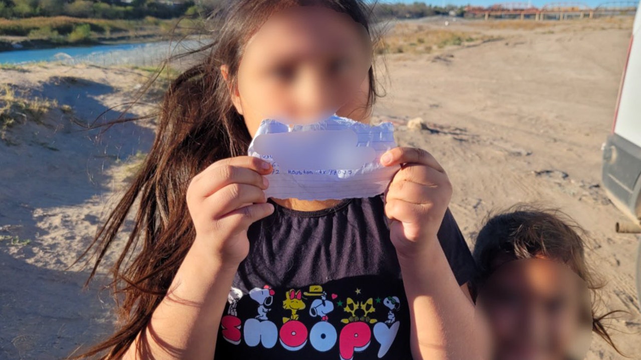 Smugglers abandon two migrant girls at southern border with note to authorities