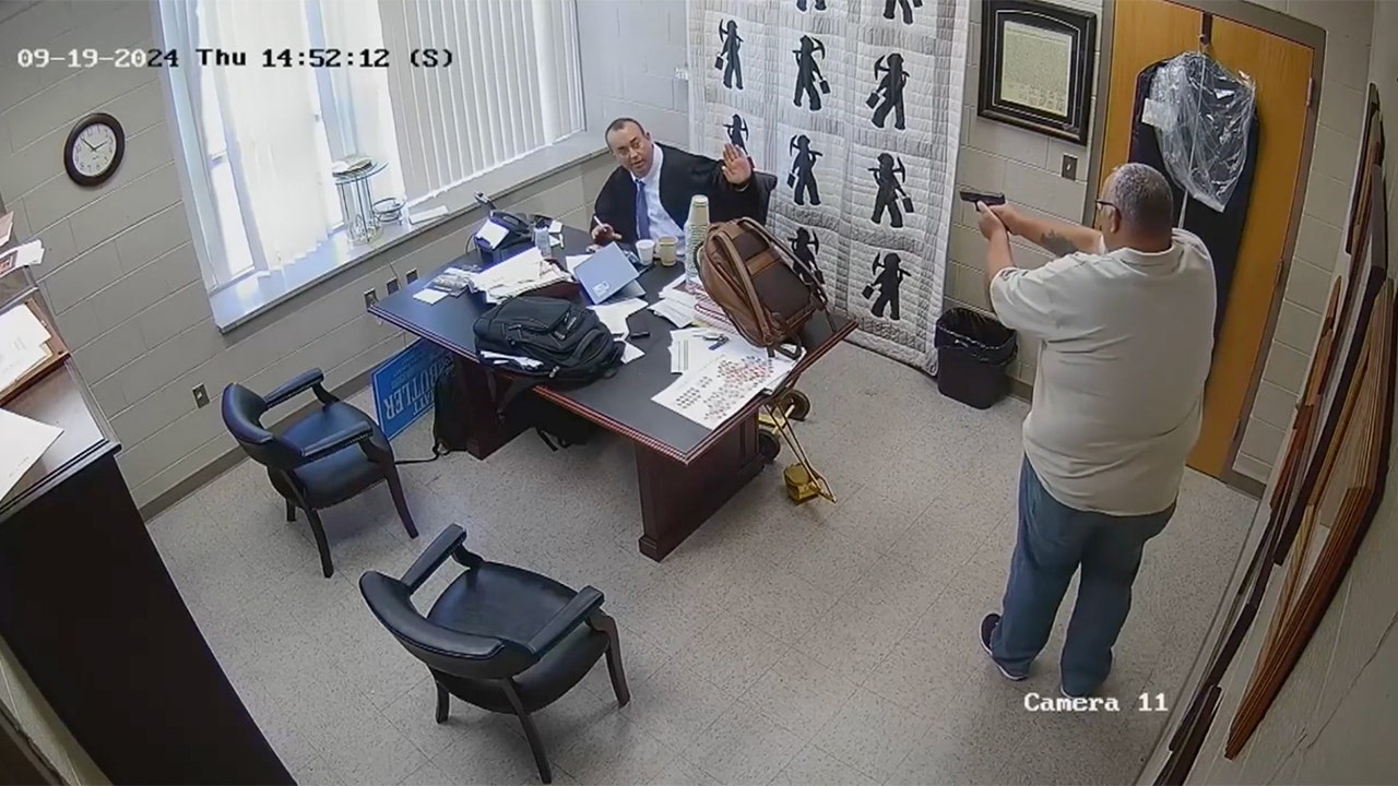 Kentucky sheriff who allegedly gunned down judge in chambers plans insanity defense: attorney Kentucky sheriff who allegedly gunned down judge in chambers plans insanity defense: attorney