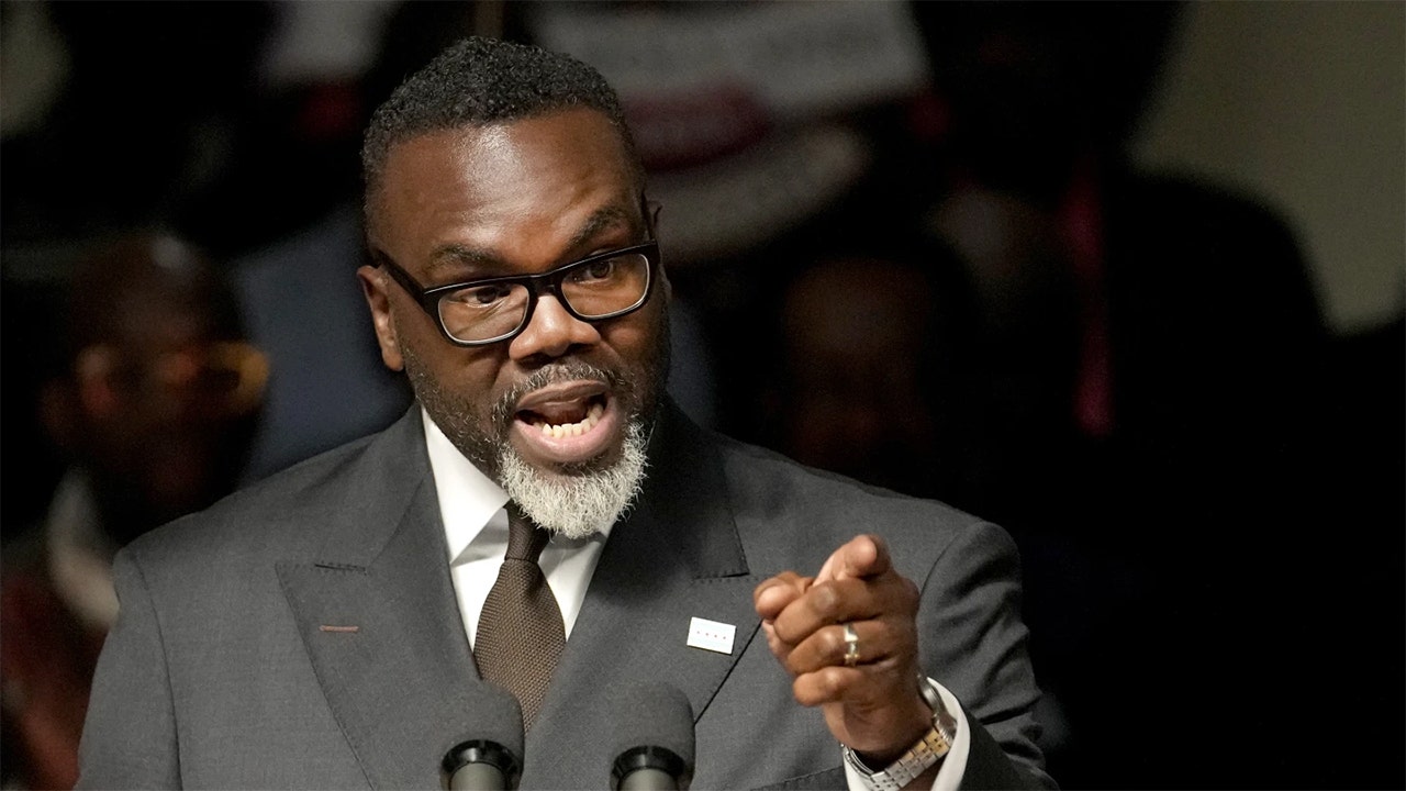 Chicago mayor vows city police 'will not ever cooperate with ICE'